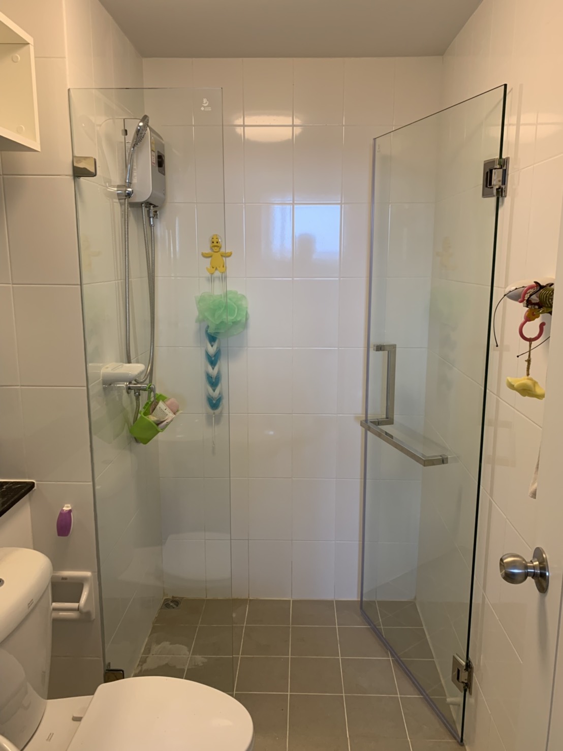 กระจกบานเปลือยเทมเปอร์กั้นแบ่งส่วนเปียกแห้งในห้องน้ำมือแบบตัวแอลเหลี่ยม