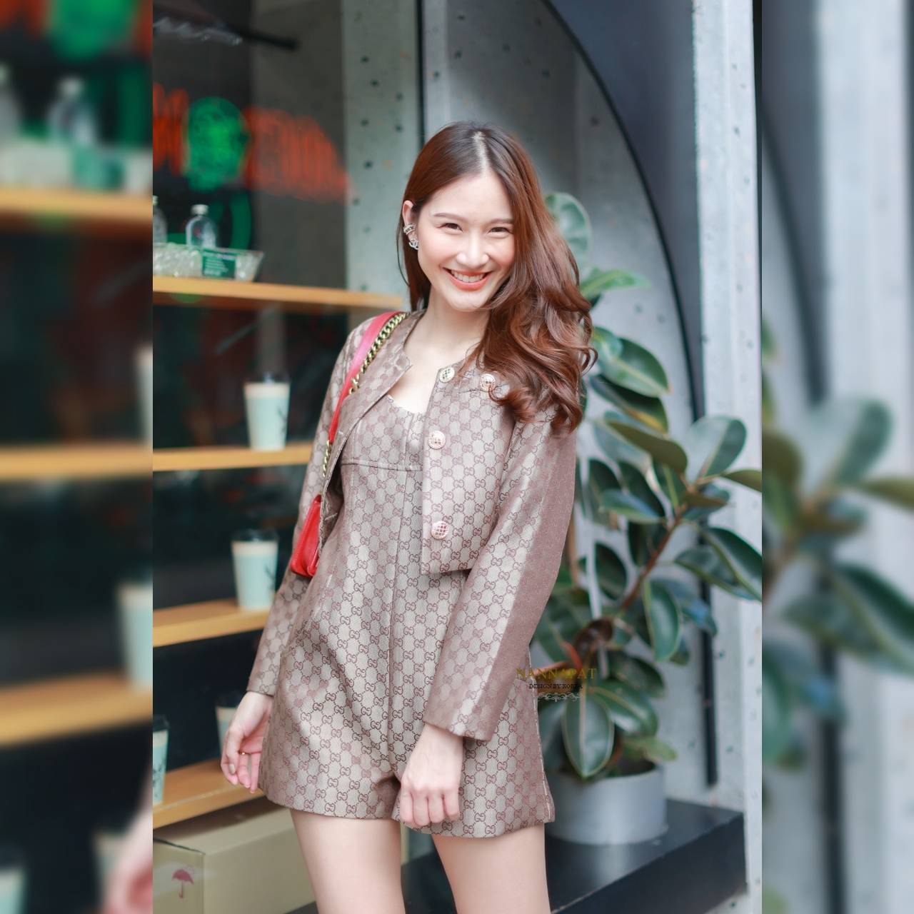 เสื้อคลุมกระดุมหน้าสีทองสวย จั้มซิปหลังสีน้ำตาล