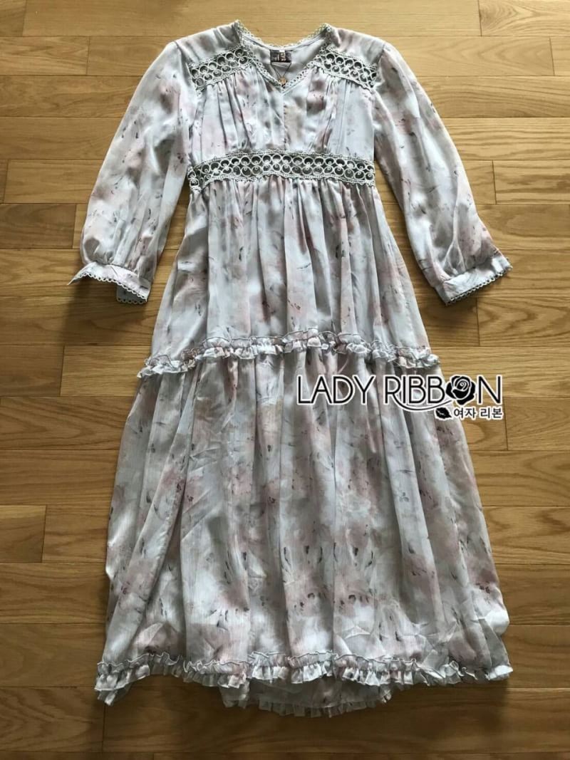 Dress เดรสผ้าชีฟองพิมพ์ลายดอกไม้ตกแต่งระบายสไตล์เฟมินีน