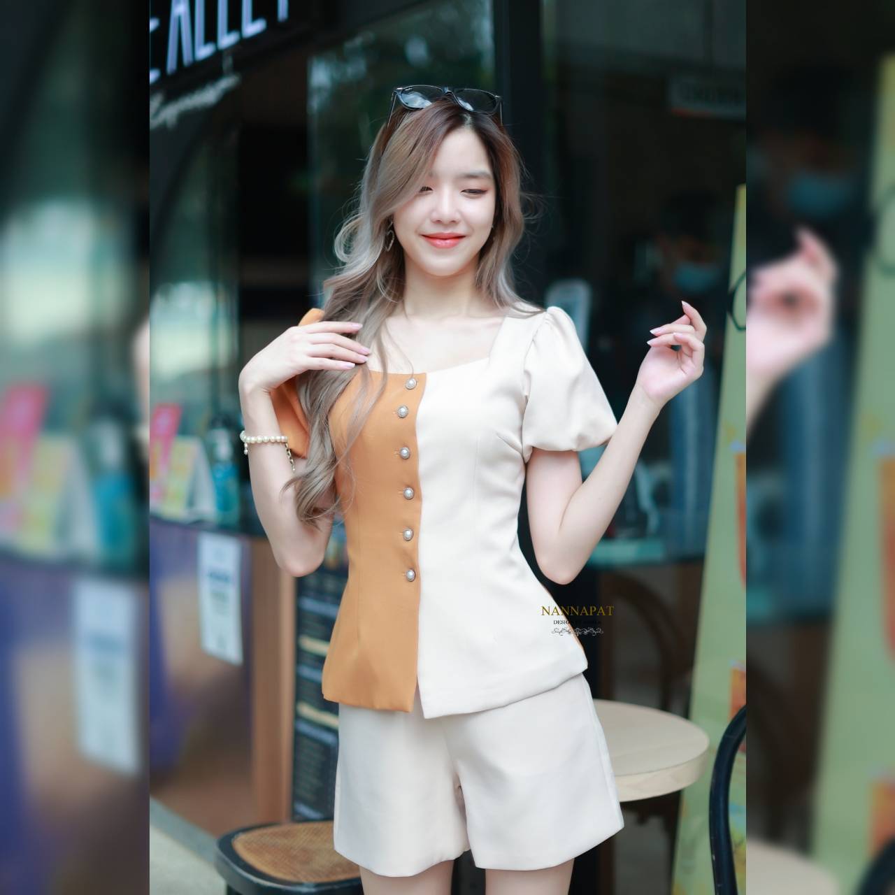 เสื้อทูโทนซิปหลัง แต่งกระดุมข้างสีส้ม