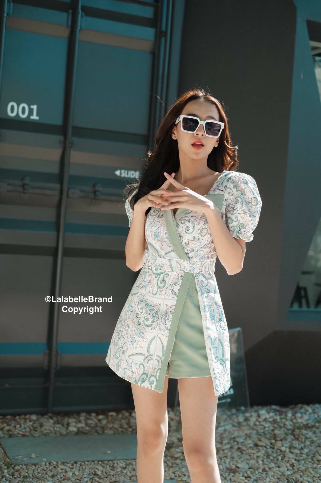 จั้มสูทกางเกงกระโปรงขาสั้นลายกราฟฟิก