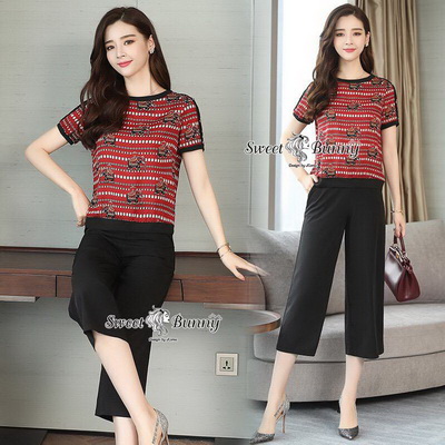 เสื้อแขนสั้นคอกลมแถบดำ ใส่คู่กับกางเกง้าพื้นสีดำ