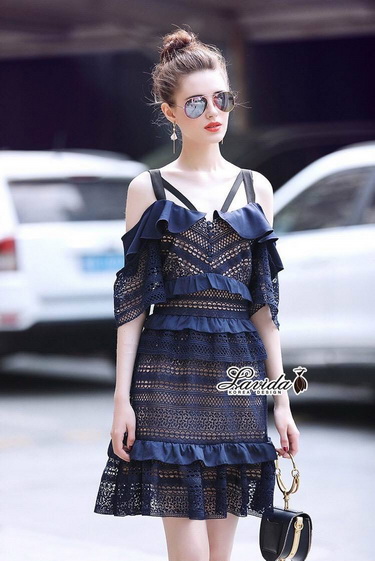 ขุดเดรสสายไขว้เว้าไหล่