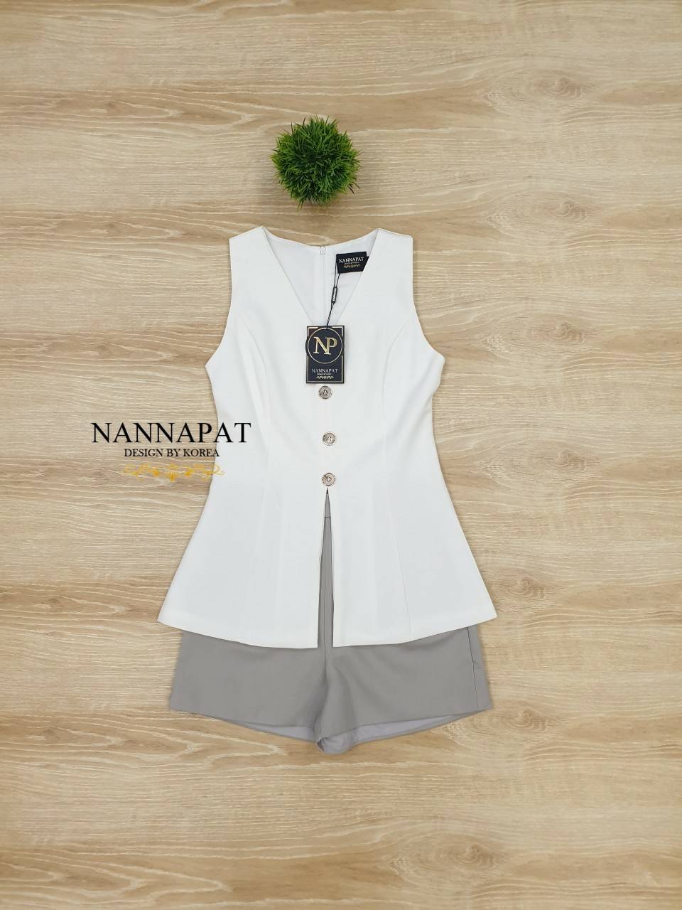 เสื้อซิปหลัง ผ่าหน้าแต่งกระดุมหน้า