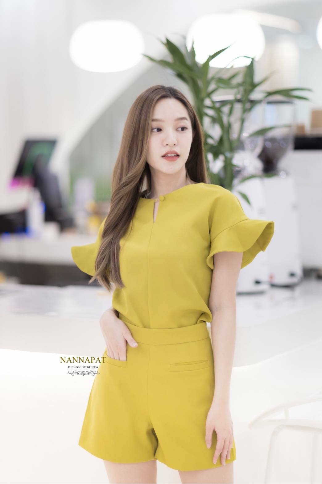 เสื้อซิปข้าง แต่งกระดุมคอ สีเหลือง