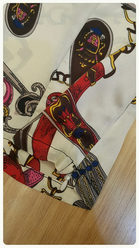 ผ้าพื้นดำริ้วขาวทั้งชุด เสื้อเก๋ด้วยเอาผ้า Silk satin พิมพ์ลายโซ่