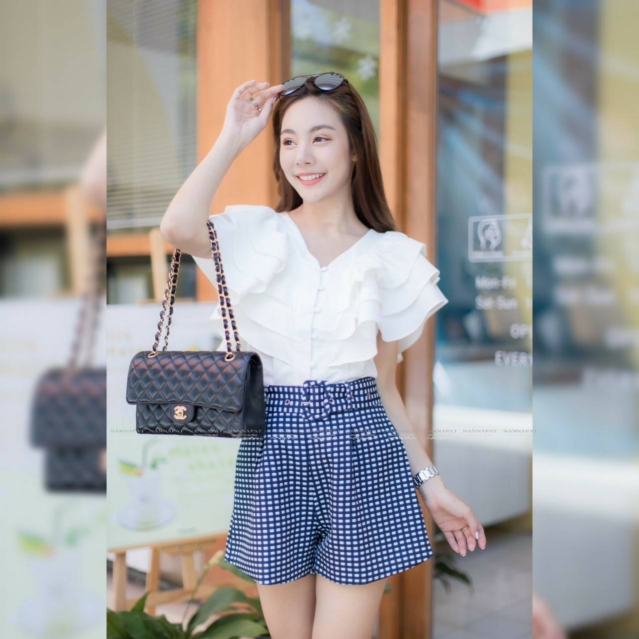 เสื้อกระดุมหน้าคอทำเป็นระบาย