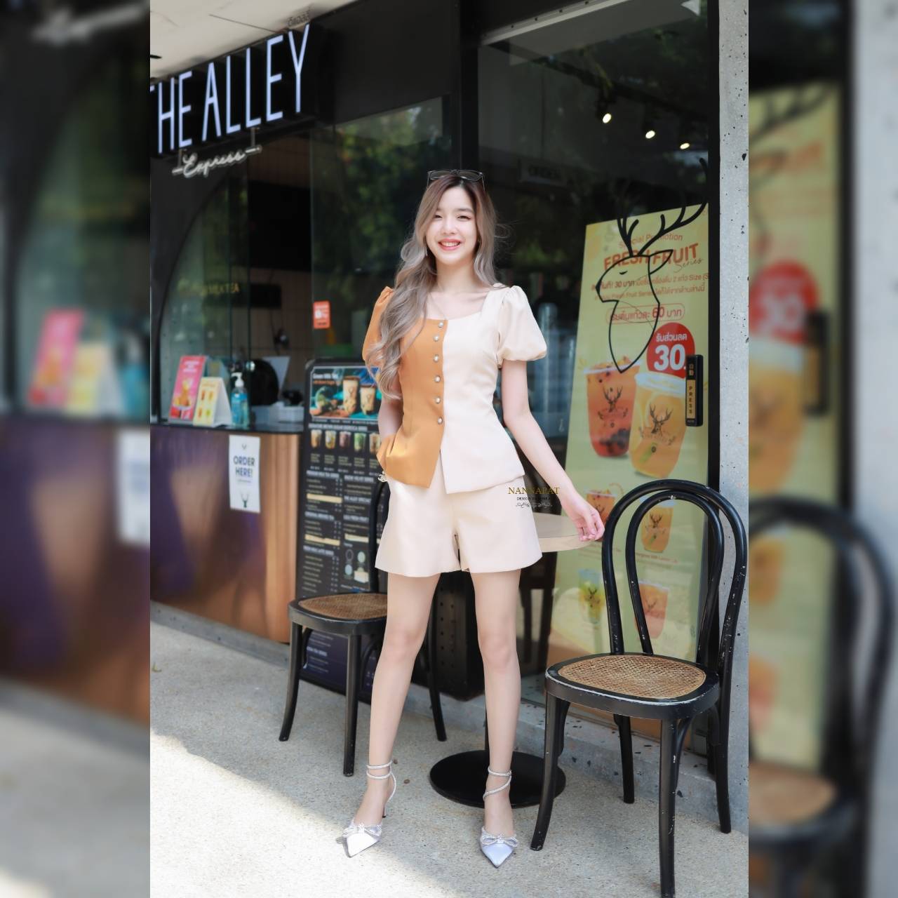 เสื้อทูโทนซิปหลัง แต่งกระดุมข้างสีส้ม