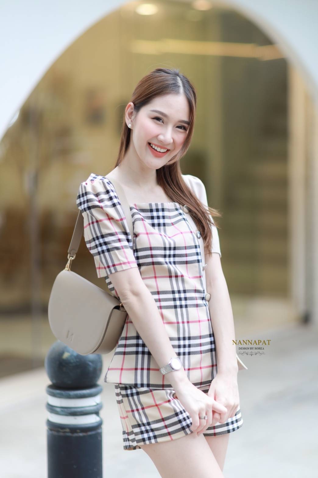 เสื้อซิปหลัง แต่งกระดุมแถบข้าง