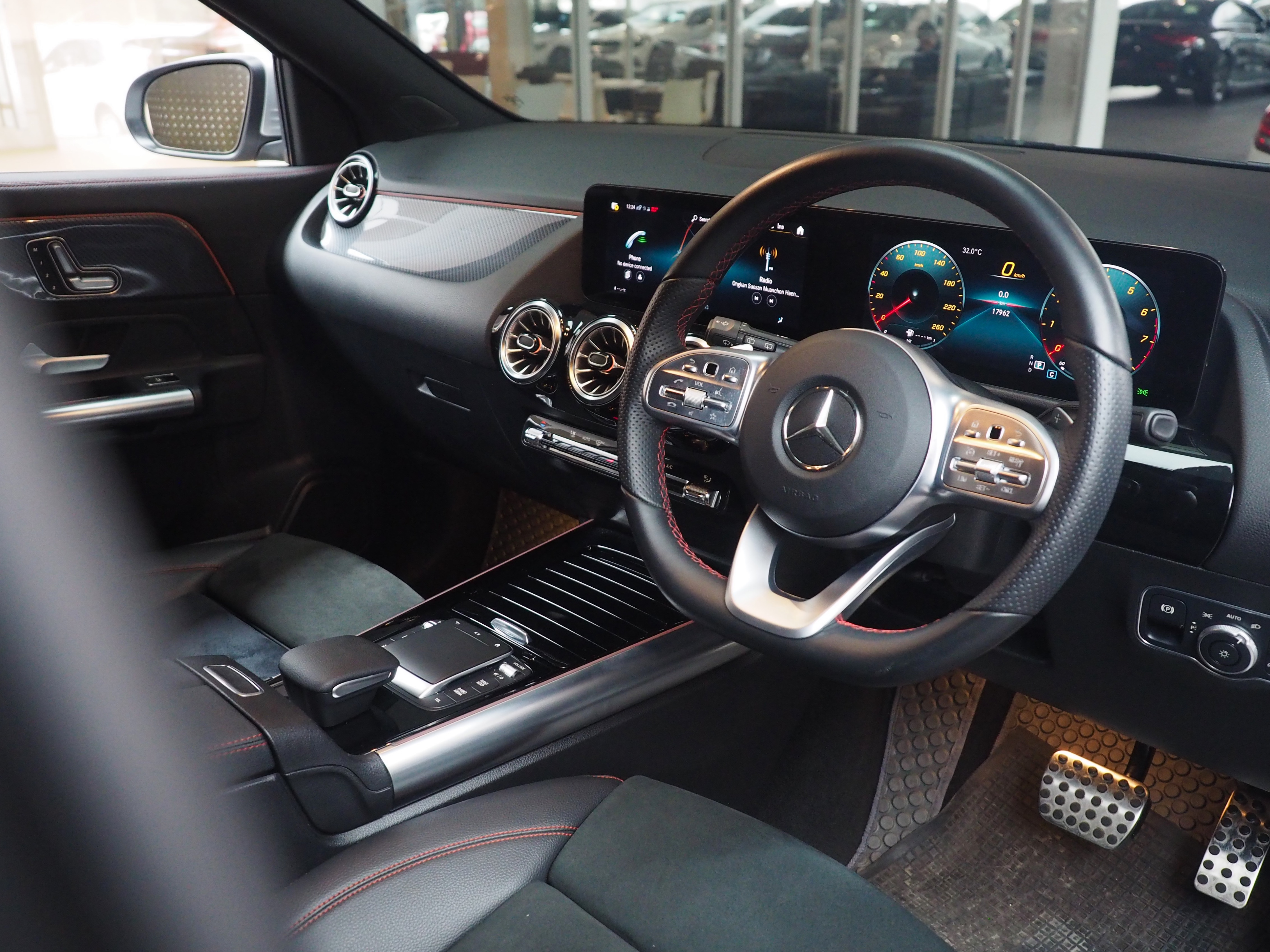 จองแล้ว GLA200 AMG Dynamic W247