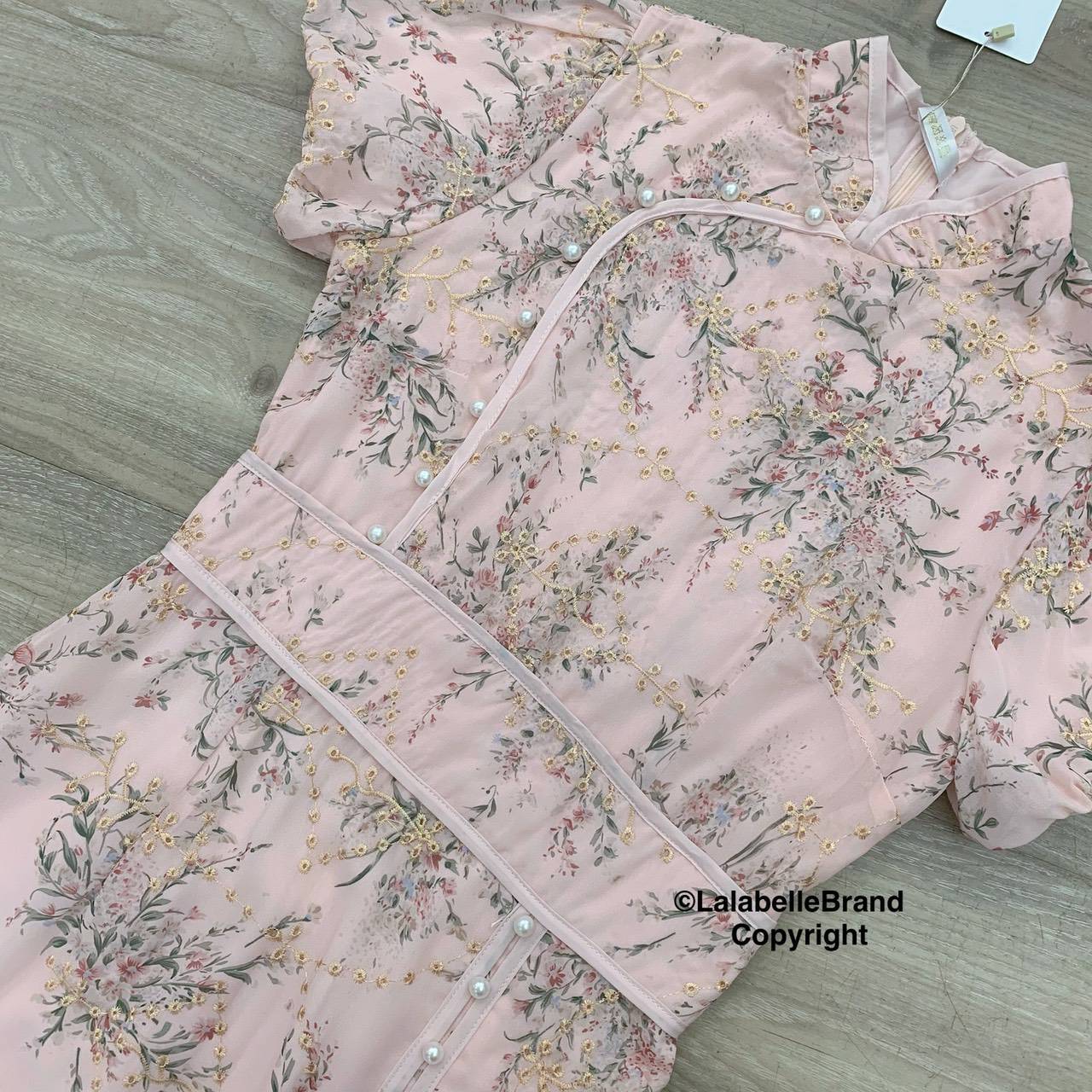 กี่เพ้าลูกไม้ปักดิ้นทองลายดอกไม้