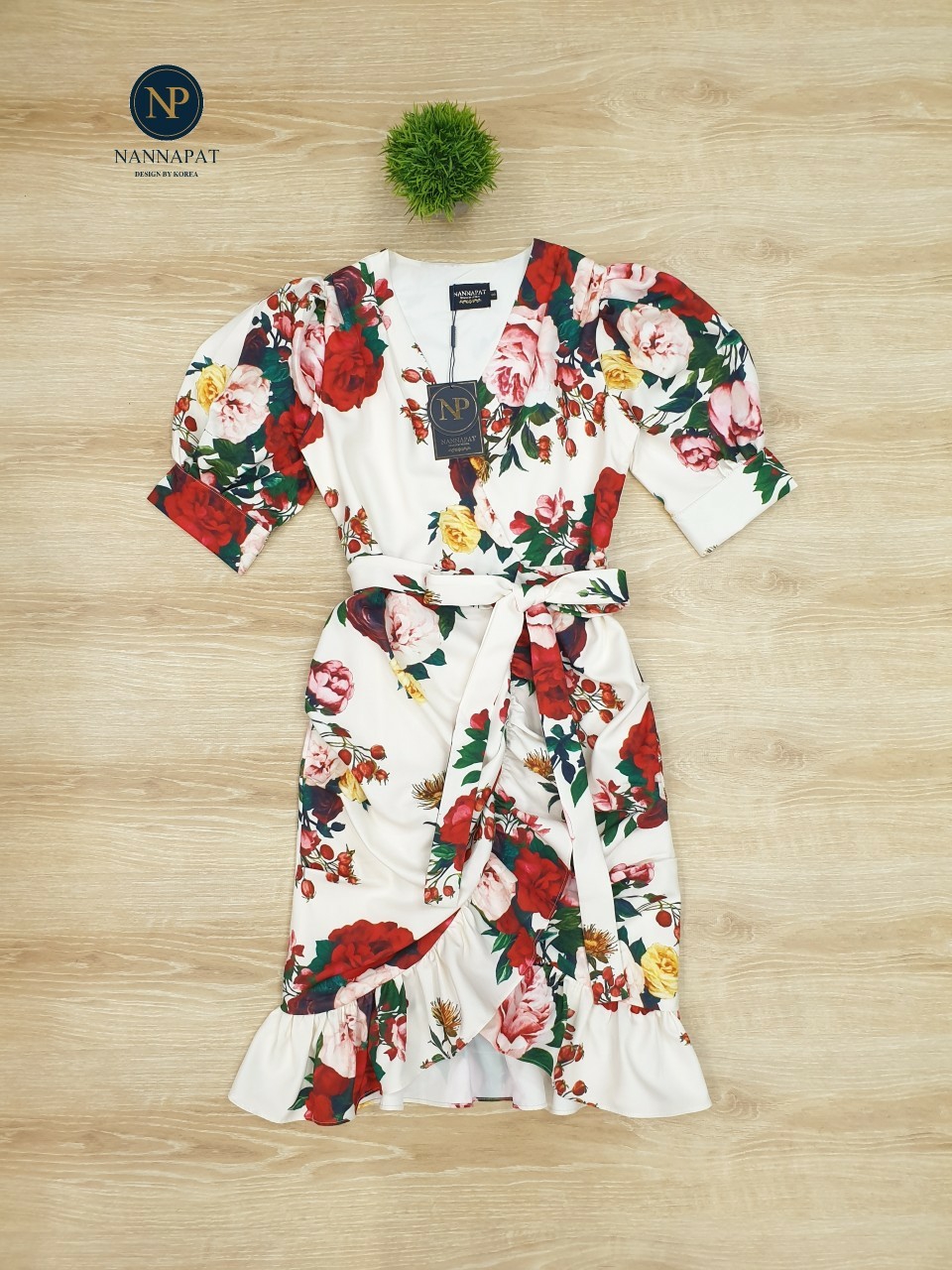 ชุดเดรสลายกุหลาบสีสวยสด