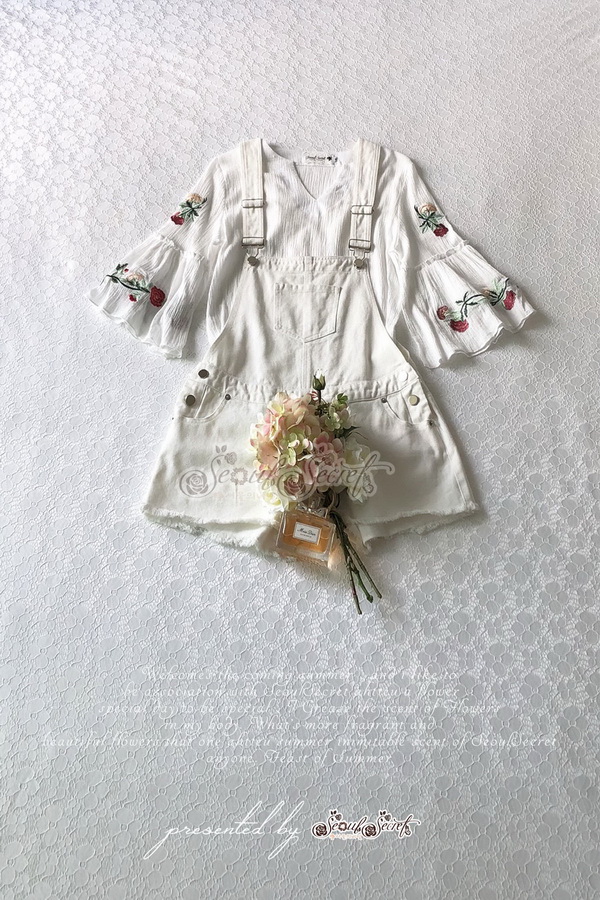 เสื้อคอวีทรงปล่อย Style Vintage เนื้อผ้าแบบโปร่ง