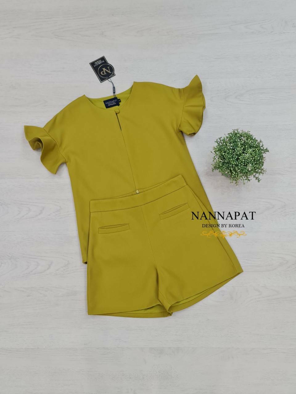 เสื้อซิปข้าง แต่งกระดุมคอ สีเหลือง