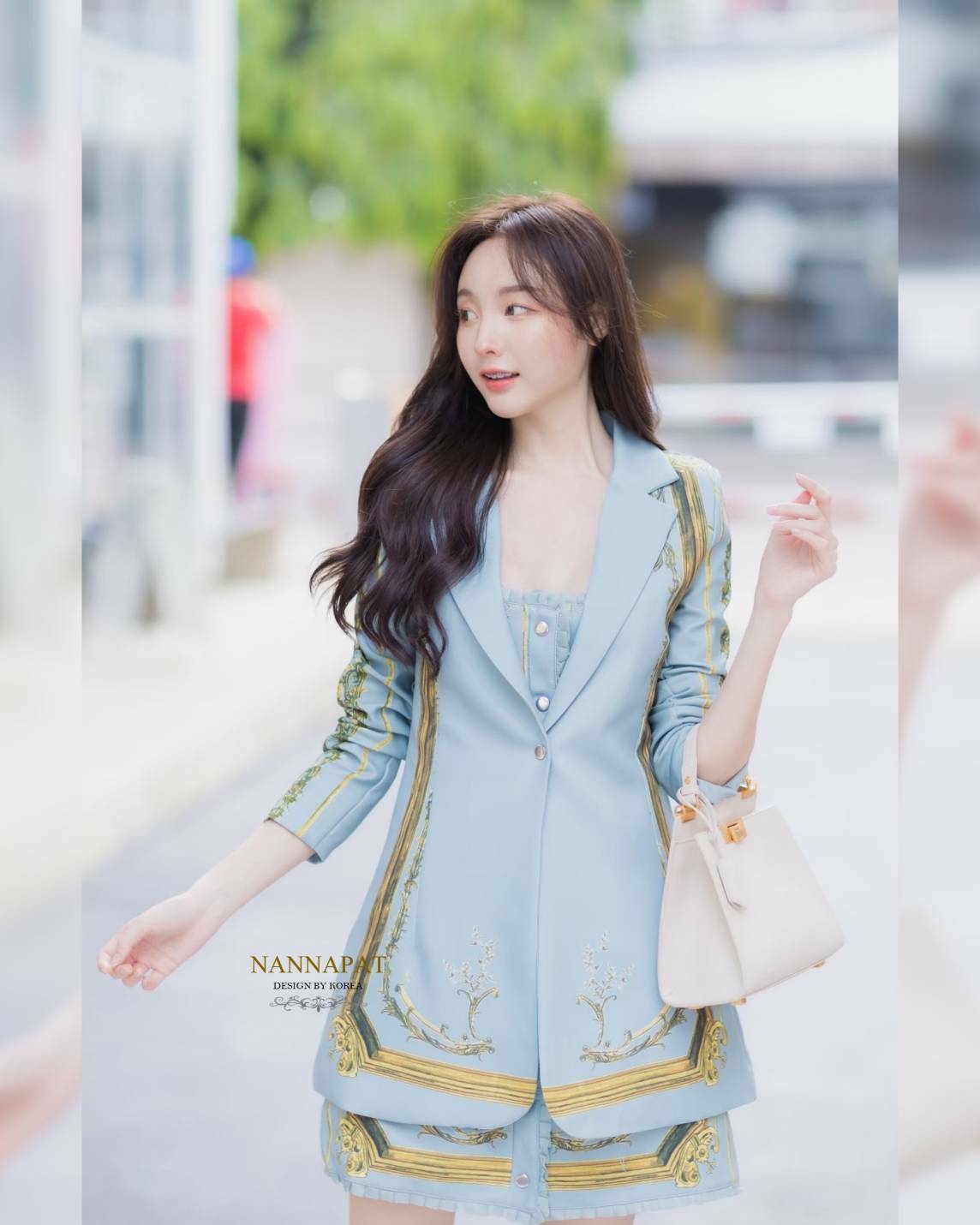 งานกระดุมหน้า ทั้งเดรสด้านใน และเสื้อคลุม