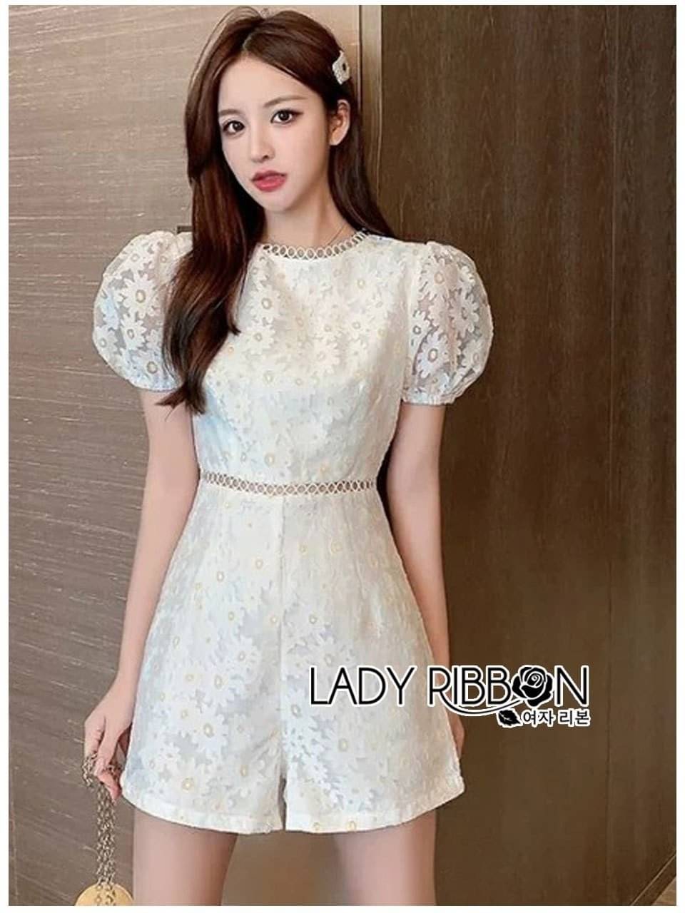 จั๊มสูทขาสั้นปริ๊นท์ลายดอกไม้สีขาว