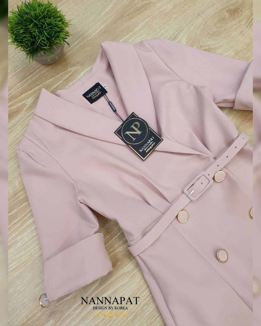 เดรสกระดุมหน้าพร้อมเข็มขลัดเก๋