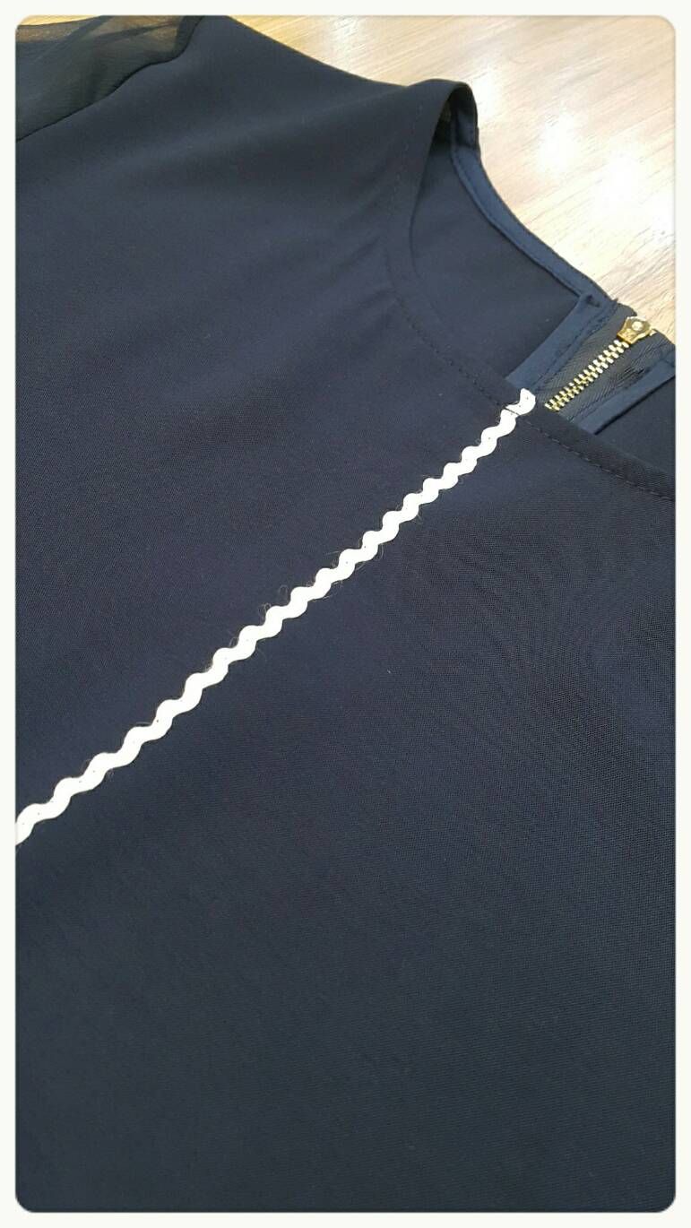 เสื้อคอกลมแขนสั้นทำเป็นขอบหยักสีขาวทั้งชุด