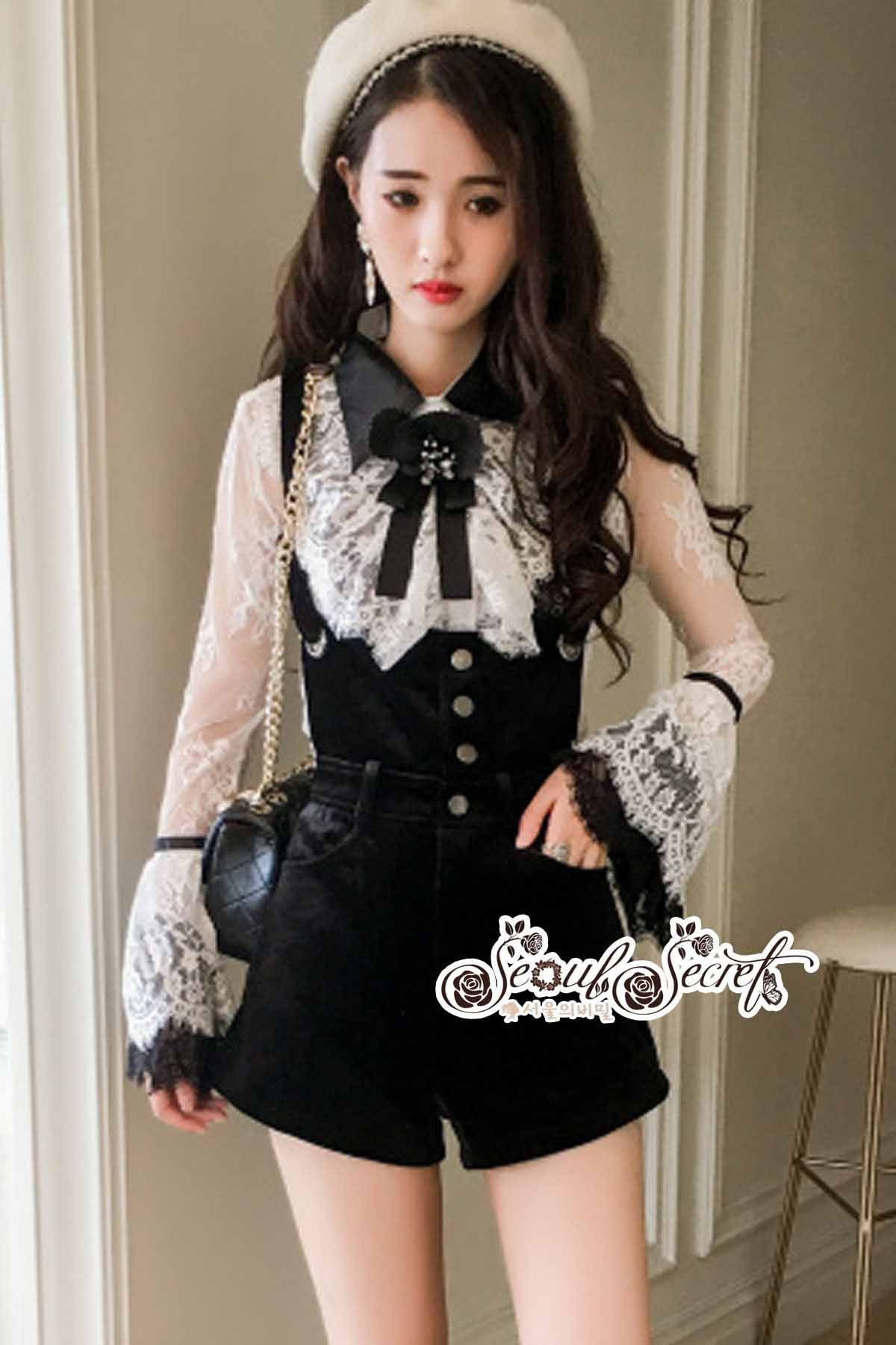 เสื้อทรงแขนยาวเป็นงานเนื้อผ้าลูกไม้แบบโปร่งสีขาว