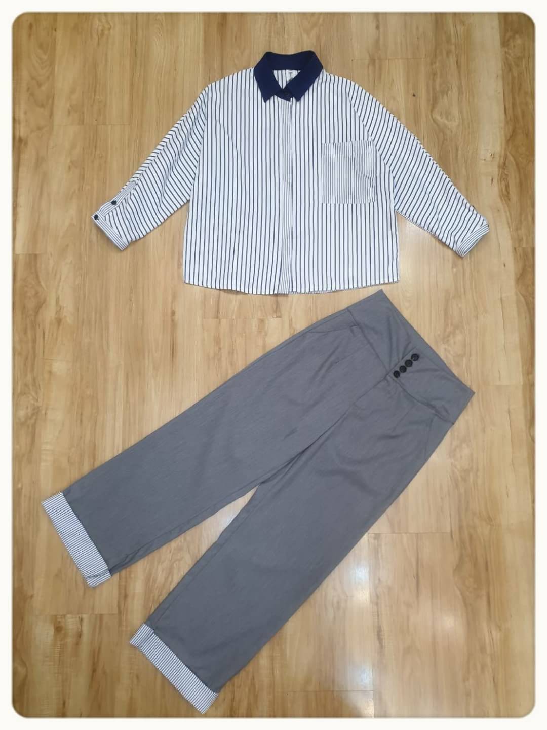 เสื้อเชิ้ตลายริ้วขาว-กรม ปกเป็นผ้าสีกรมเข้ม