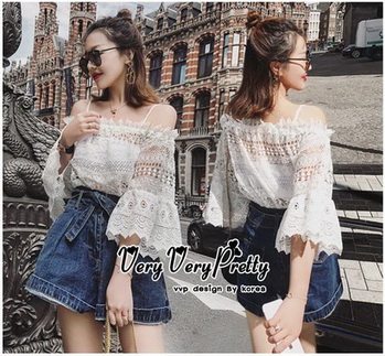 เสื้อเกาะอกเปิดไหล่แขนบานทรงกระดิ่ง