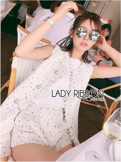 เซ็ตเสื้อแขนกุดติดกระดุมและกางเกงขาสั้นผ้าทวีดสีขาว