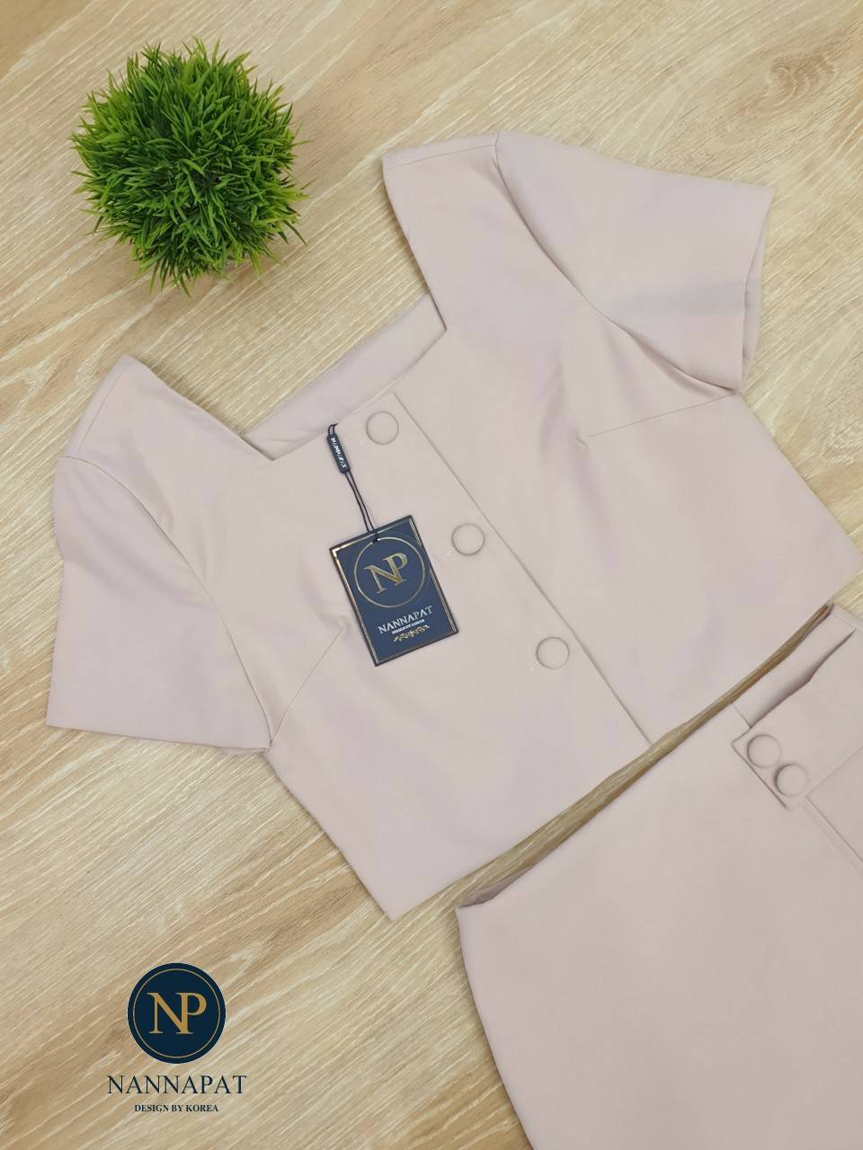 เสื้อกระดุมหน้า กระโปงไม่สั้นมาก