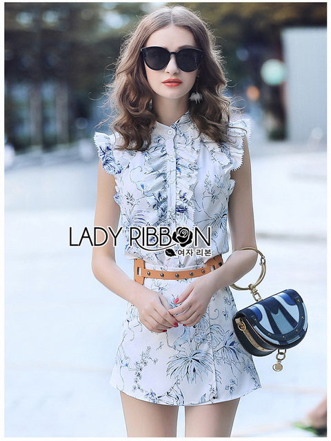 เซ็ตแขนกุดตกแต่งระบายและกางเกงขาสั้นสีขาว