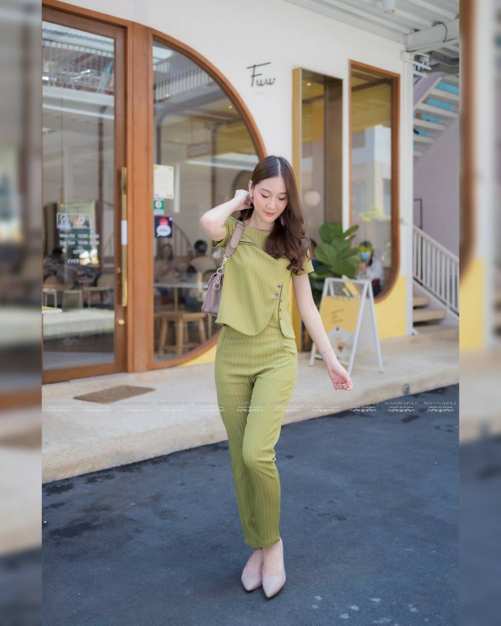 ชุดกางเกงมีกระเป๋าข้าง เข้ารูปทรงสวย