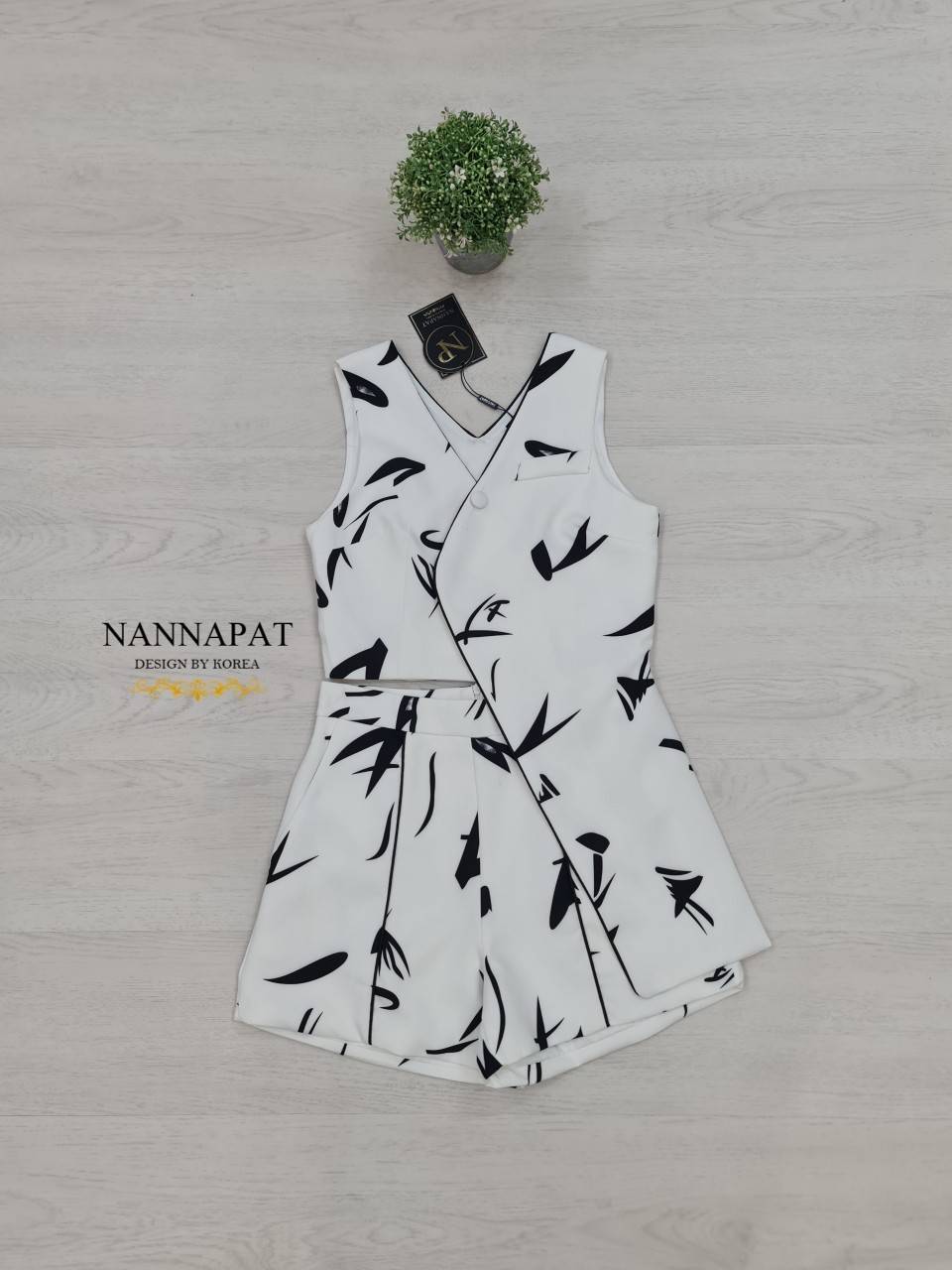 เสื้อกระดุมหน้า ตัวกางเกงมีกระเป๋าข้าง