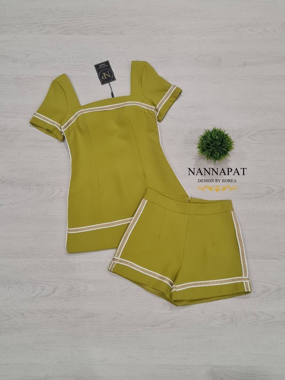 เสื้อซิปหลัง ตัดเส้นสีทองสวย