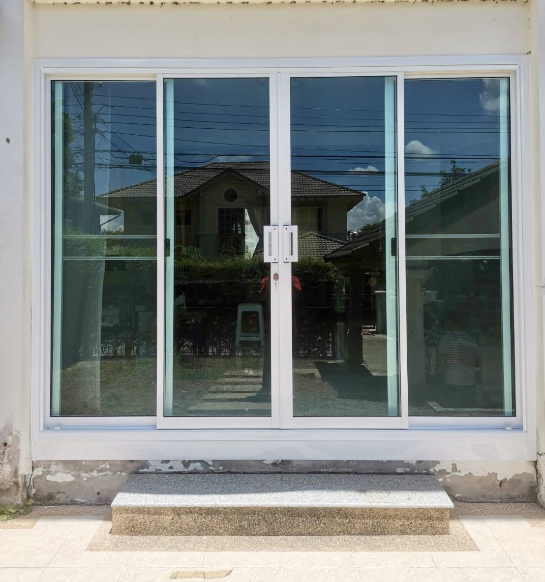 เปลี่ยนประตูบานไม้ให้เป็นประตูบานเลื่อนกระจกอลูมิเนียมพร้อมมุ้งลวด