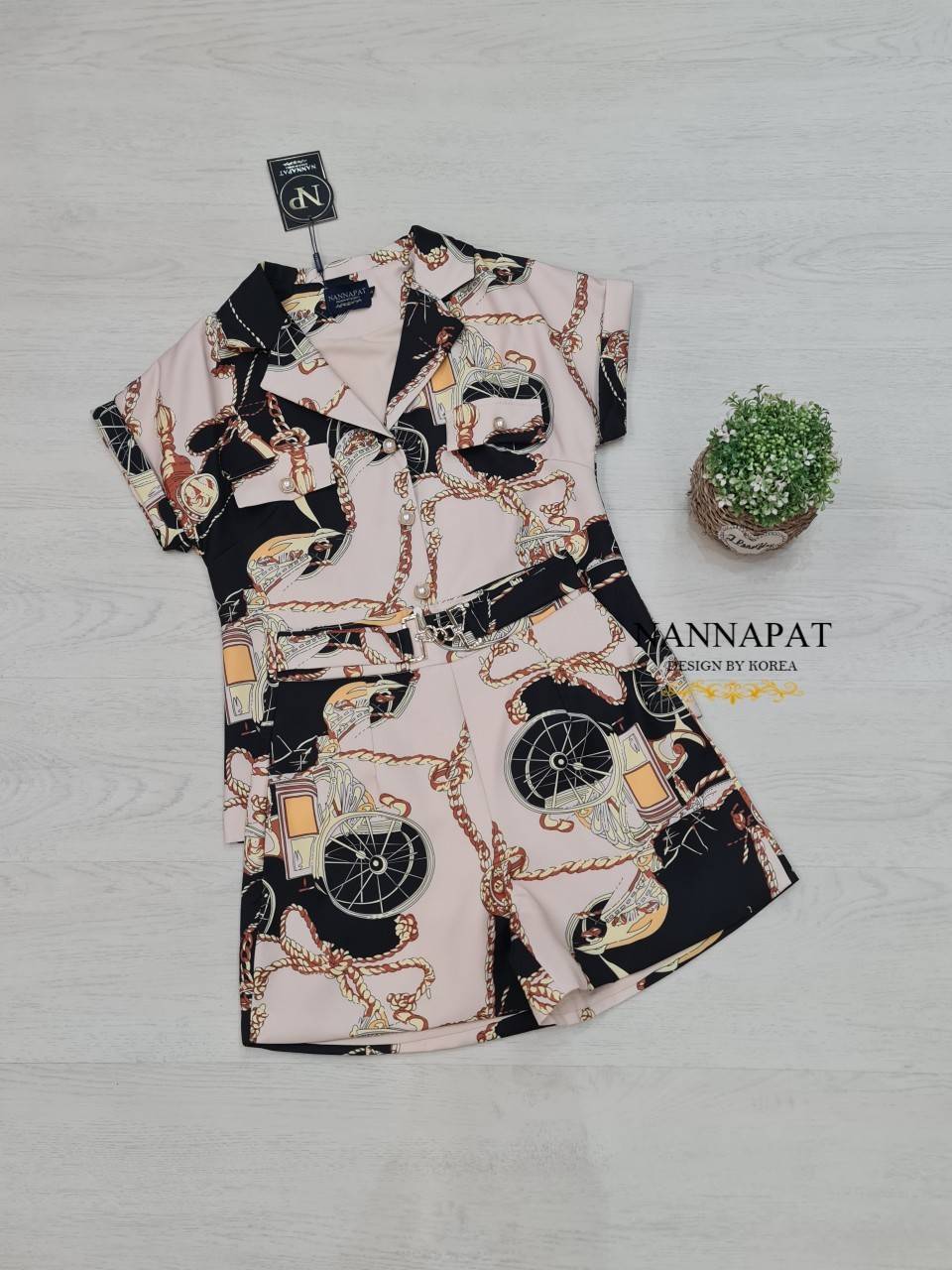 เสื้อกระดุมมุก แต่งกระเป๋าคู่