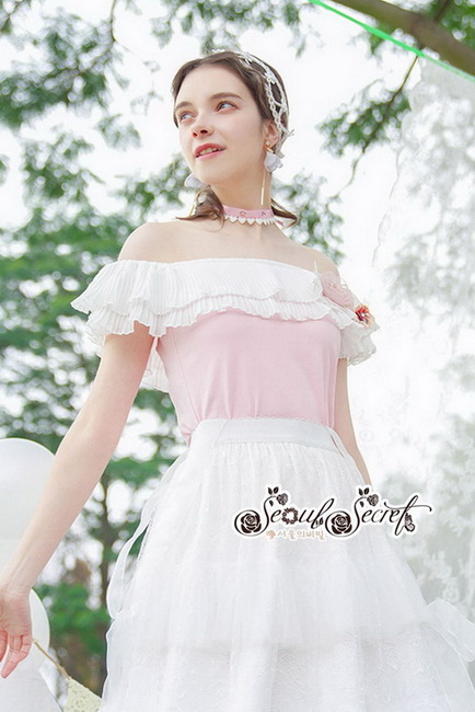 เสื้อหวานๆทรงเปิดไหล่เนื้อผ้ายืดสีชมพูอ่อนผ้ายืด