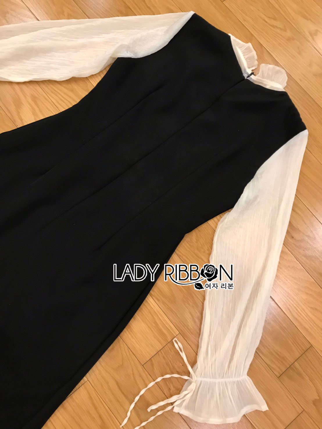 Dress เดรสสีดำทับเสื้อขาวตกแต่งกระดุมสองแถว