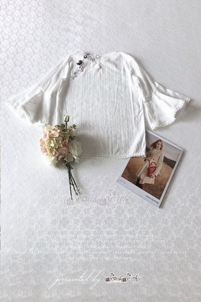 เสื้อทรงสามส่วนต่อชายแขนเป็นทรงระบายๆแขนกระดิ่ง