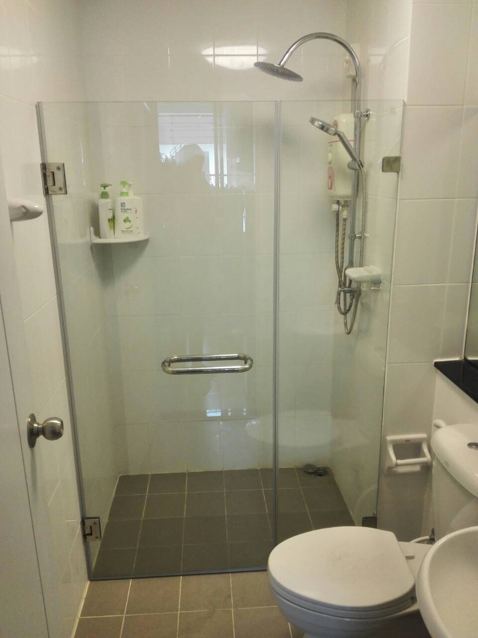 การกั้นห้องน้ำด้วยกระจกอบเทมเปอร์คอนโดทั่วไป