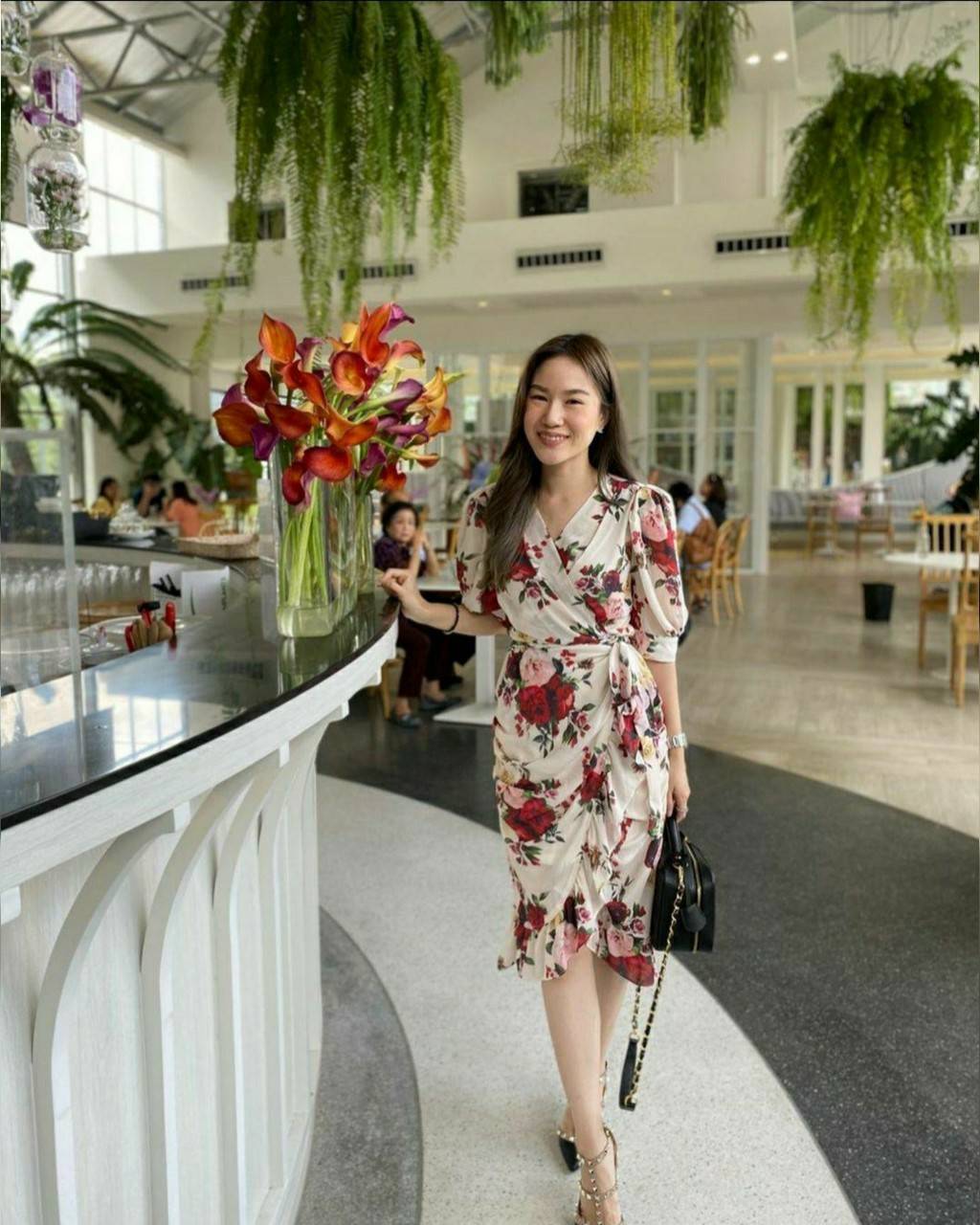 เดรสลายกุหลาบสีสวยสด