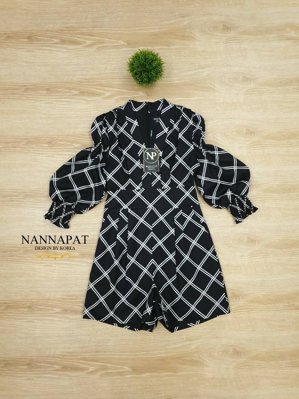 เพลสูทซิปหลังแต่งจีบแขนพองสีดำ