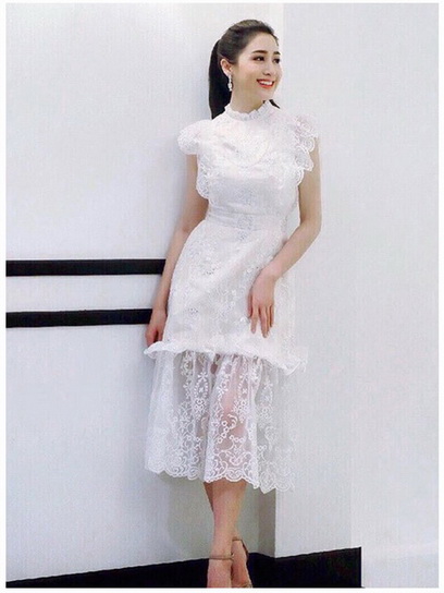 เดรสผ้าลูกไม้สีขาวตกแต่งระบาย