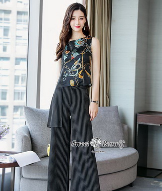 ผ้าพื้นดำริ้วขาวทั้งชุด เสื้อเก๋ด้วยเอาผ้า Silk satin พิมพ์ลายโซ่