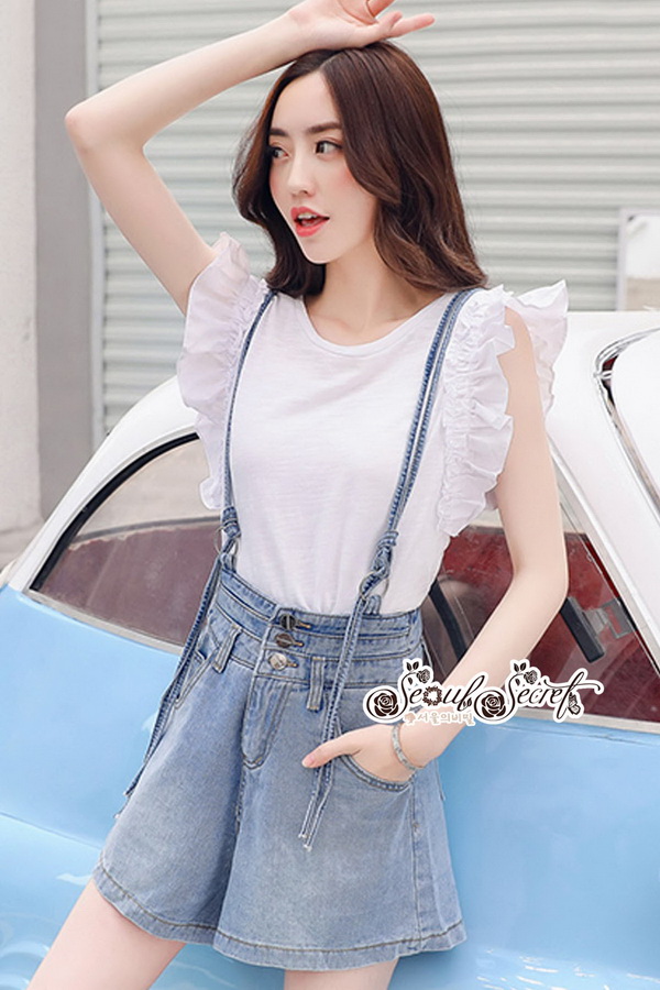เอี๊ยมยีนขาสั้นเก๋ๆ ลุคสาวเกาหลีนะคะ ดีเทลเสื้อยืดสีขาว