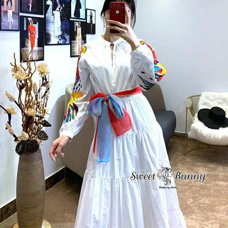 ชุดเดรสยาว คอกลมติดกระดุมสีแดง