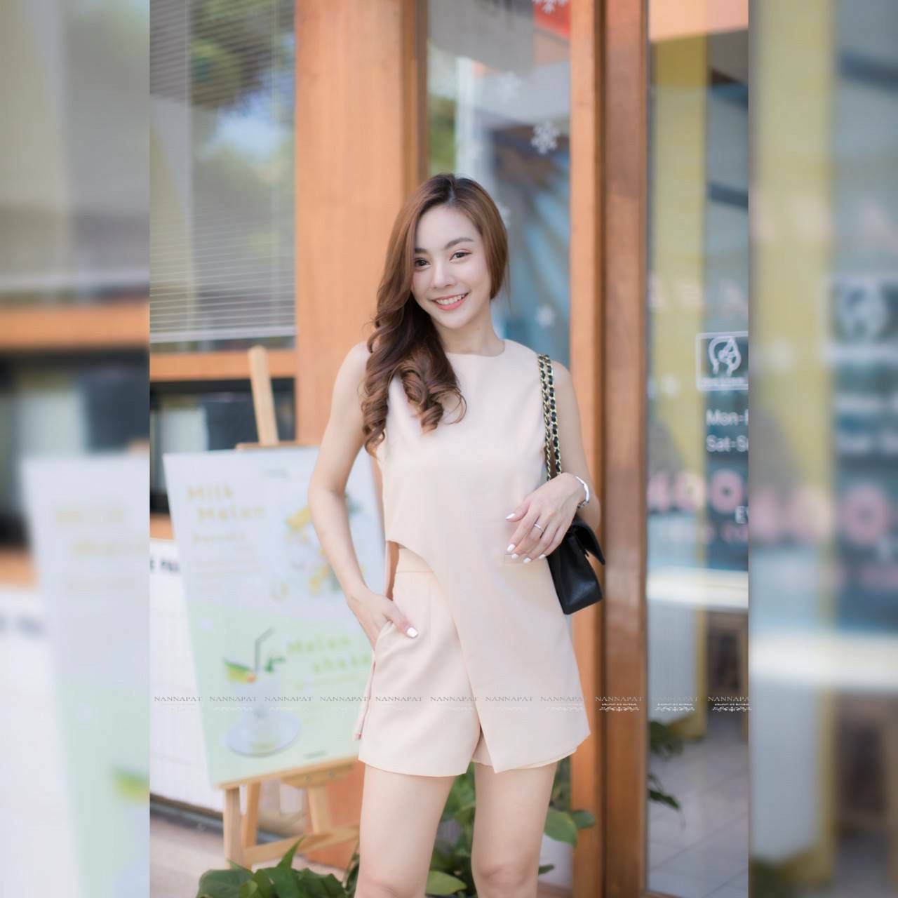 เสื้อดีไซด์สั้นข้างยาวข้างกางเกงมีกระเป๋าข้าง