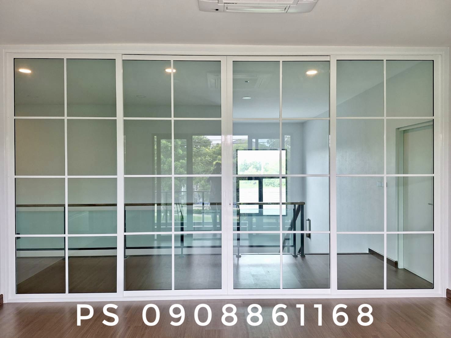 กั้นห้องหน้าโถงบันไดด้วยประตูบานเลื่อนเซมิยูโรอลูมิเนียมสีขาวกระจกเขียวตัดแสงคาดลายลูกฟัก