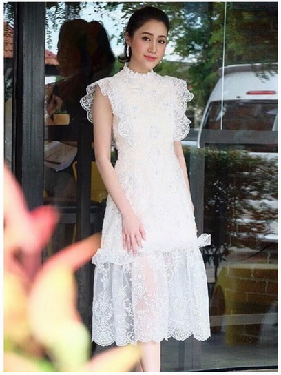 เดรสผ้าลูกไม้สีขาวตกแต่งระบาย