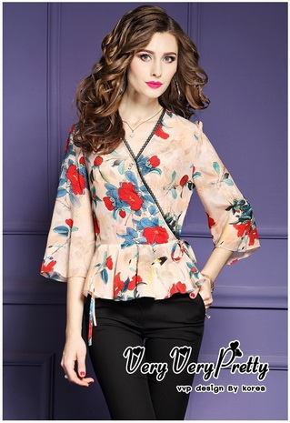 เสื้อครอปปลายระบายทรงแขนบานคอวี