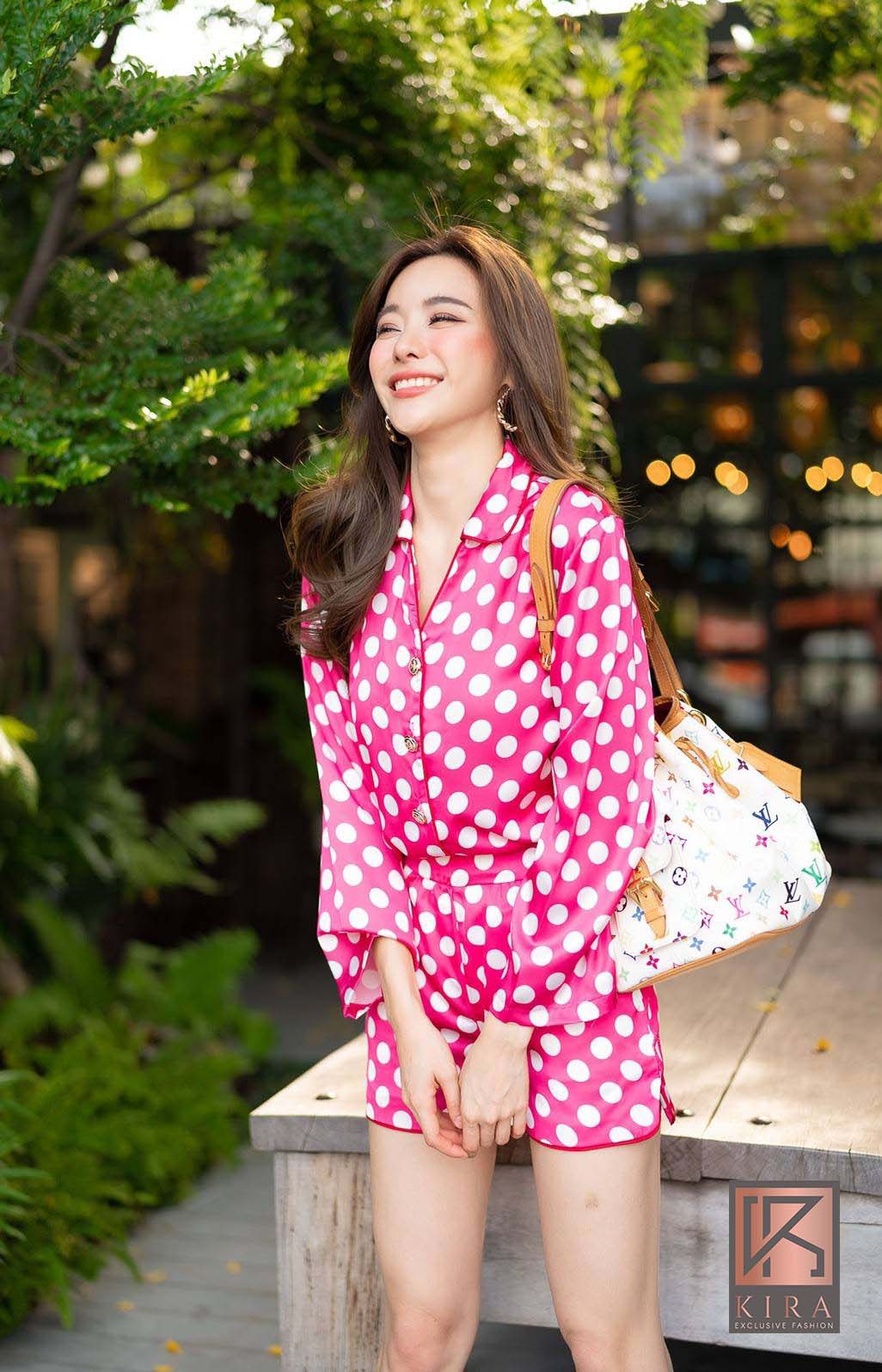 เสื้อกระดุมหน้าลายจุดขาว