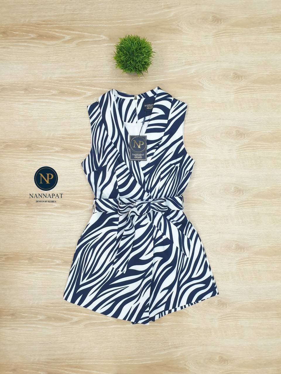 เพลสูทแต่งด้านหน้าเป็นกระโปรง