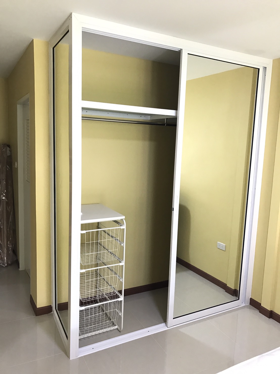 บิ้วท์อินตู้เสื้อผ้าด้วยกระจกอลูมิเนียมพร้อมชั้นวางและราวแขวนเสื้อ อลูมิเนียมสีขาวกระจกเงา